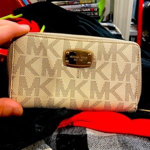 Small Michael kors woman’s wallet in great shape!